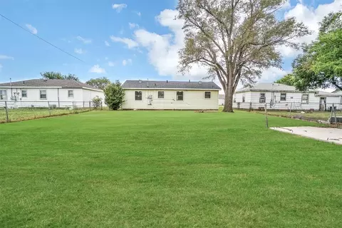 Exterior - 1109 Chestnut St, Altus, OK 73521 photo 4 of 6