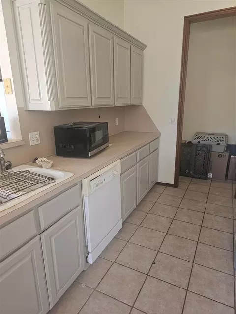 Kitchen - 521 Nathan Ln, Moore, OK 73160 photo 1 of 2