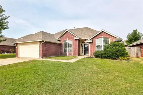Exterior - 521 Nathan Ln, Moore, OK 73160 photo 3 of 5