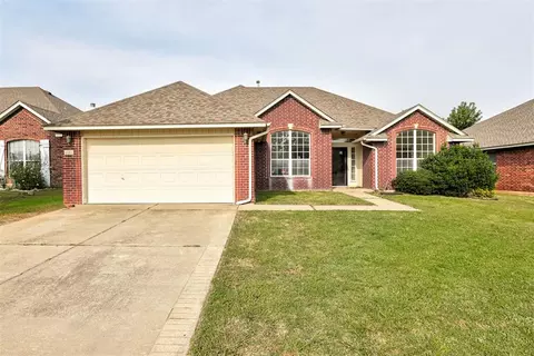 Exterior - 521 Nathan Ln, Moore, OK 73160 photo 2 of 5