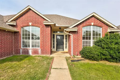 Exterior - 521 Nathan Ln, Moore, OK 73160 photo 4 of 5