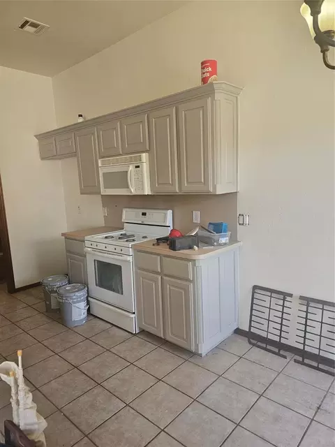 Kitchen - 521 Nathan Ln, Moore, OK 73160 photo 2 of 2