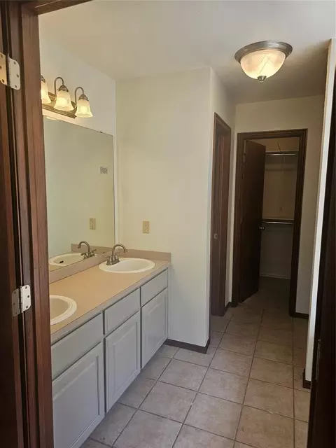 Bath - 521 Nathan Ln, Moore, OK 73160 photo 3 of 3