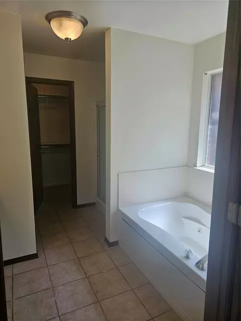 Bath - 521 Nathan Ln, Moore, OK 73160 photo 2 of 3