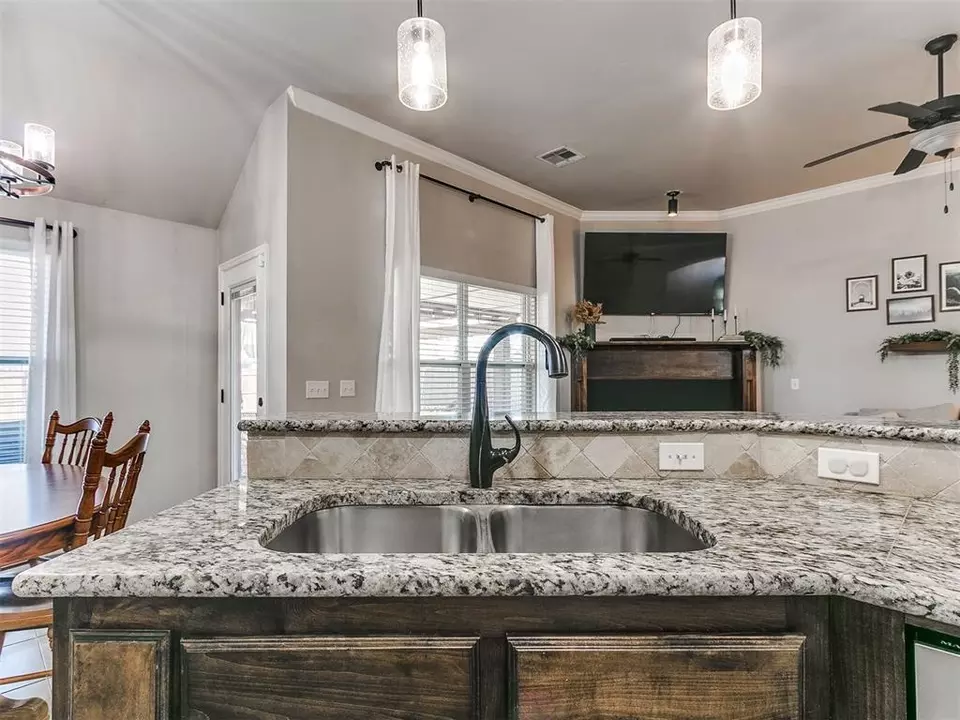Kitchen - 3305 NW 160th St, Edmond, OK 73013 photo 3 of 4