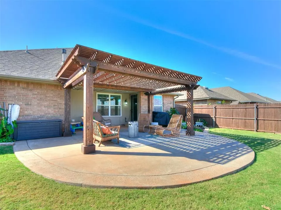 Exterior - 3305 NW 160th St, Edmond, OK 73013 photo 5 of 9