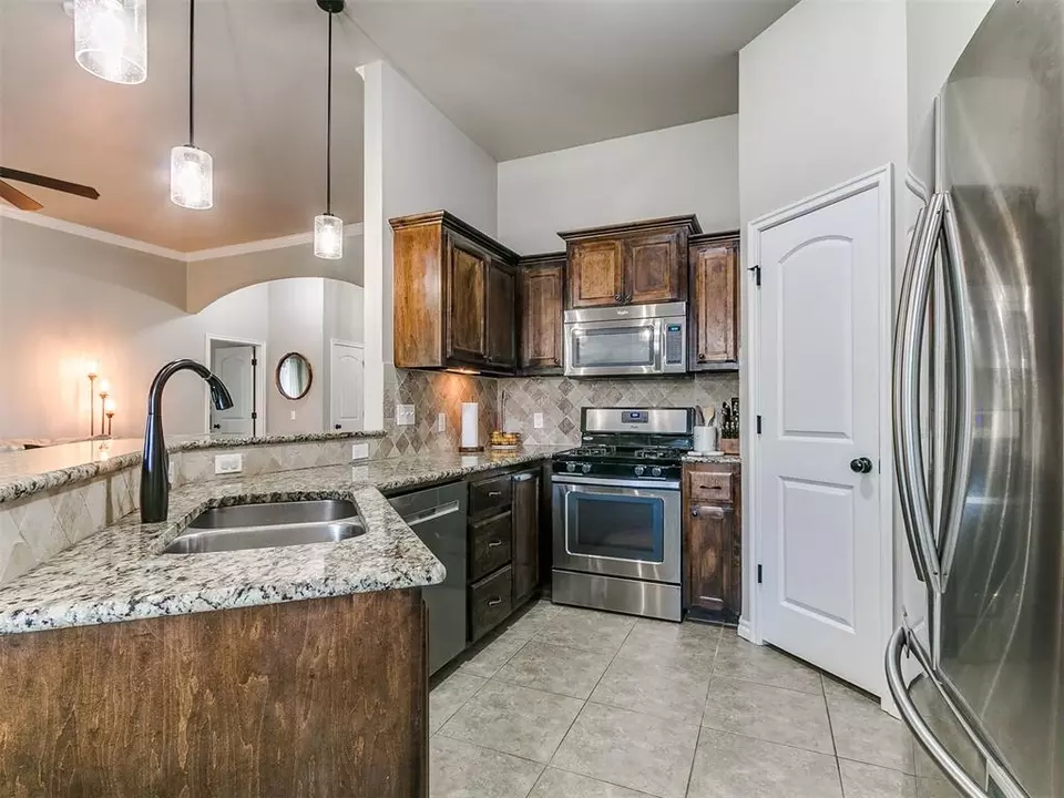 Kitchen - 3305 NW 160th St, Edmond, OK 73013 photo 2 of 4