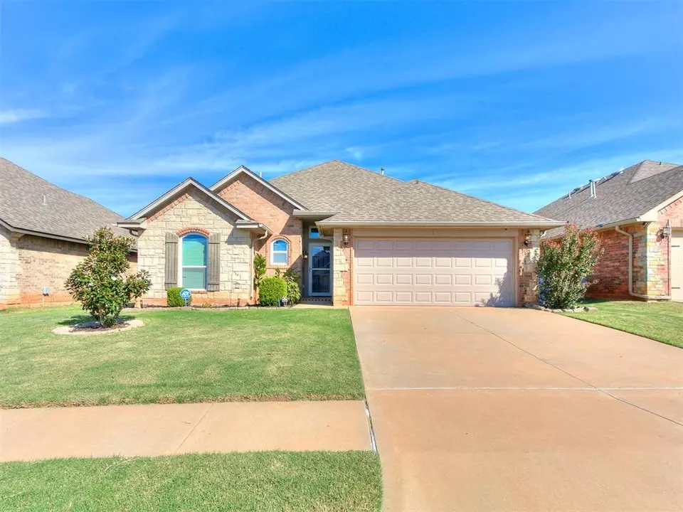 Exterior - 3305 NW 160th St, Edmond, OK 73013 photo 2 of 9