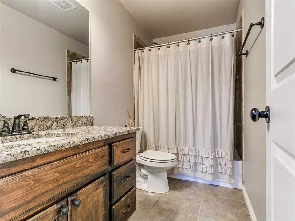 Bath - 3305 NW 160th St, Edmond, OK 73013 photo 3 of 4