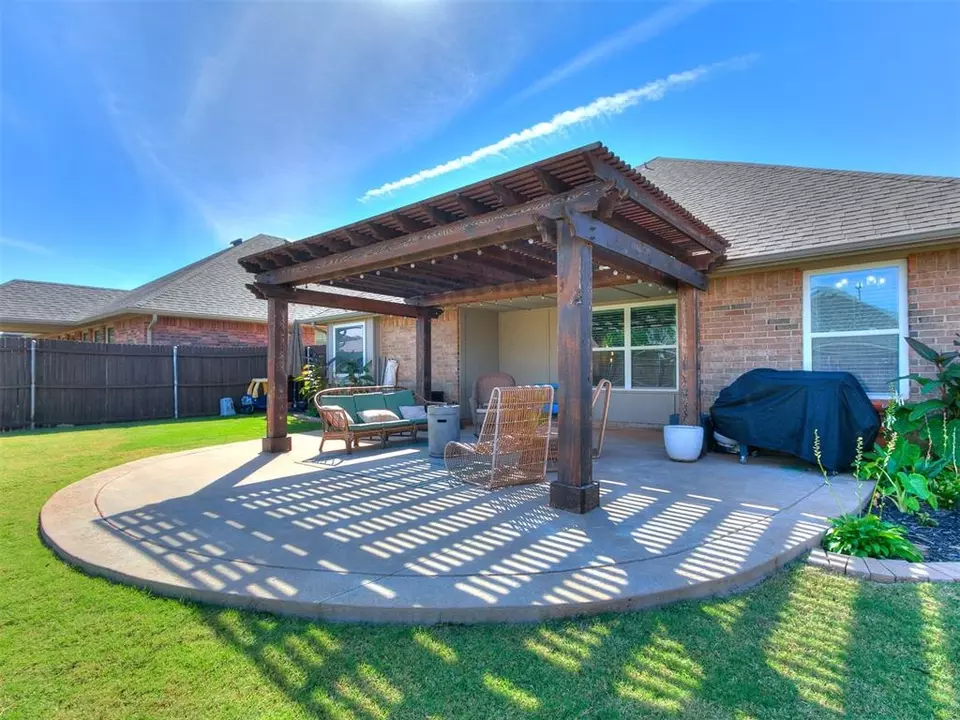 Exterior - 3305 NW 160th St, Edmond, OK 73013 photo 7 of 9