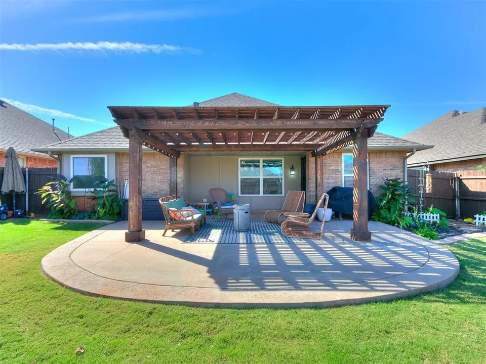 Exterior - 3305 NW 160th St, Edmond, OK 73013 photo 6 of 9