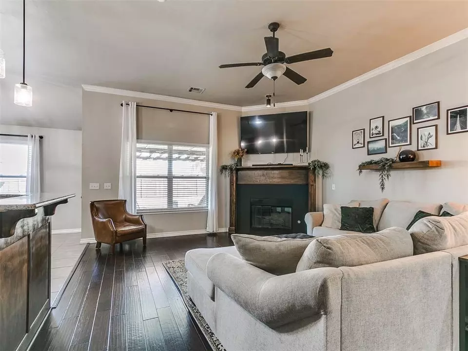 Living - 3305 NW 160th St, Edmond, OK 73013 photo 2 of 5