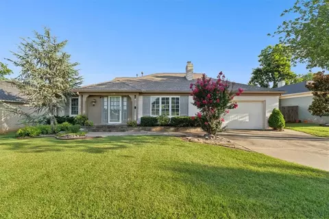 1110 N Larchmont Ln, Nichols Hills, OK 73116