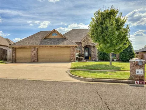 2012 SE 5th St, Moore, OK 73160