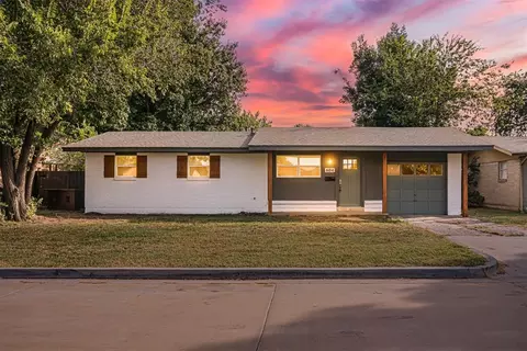 604 SW 12th St, Moore, OK 73160
