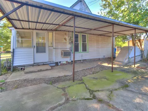 Exterior - 433 E Apache St, Norman, OK 73071 photo 6 of 7