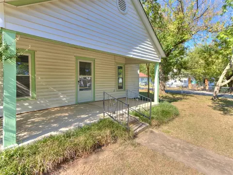 Exterior - 433 E Apache St, Norman, OK 73071 photo 3 of 7