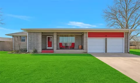 920 Sherwood Rd, Clinton, OK 73601