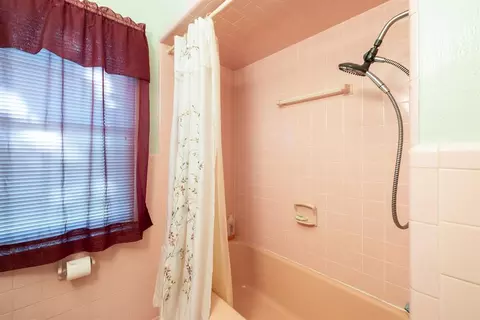 Bath - 200 Campbell St, Broken Bow, OK 74728 photo 2 of 4