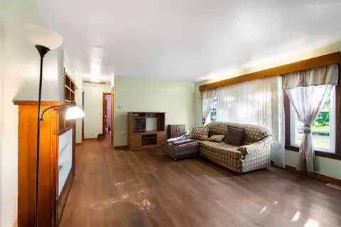 Living - 200 Campbell St, Broken Bow, OK 74728 photo 2 of 5