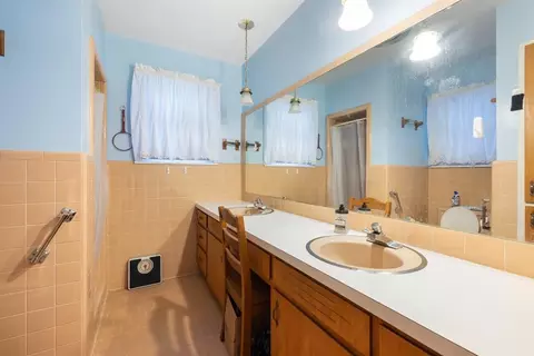 Bath - 200 Campbell St, Broken Bow, OK 74728 photo 3 of 4