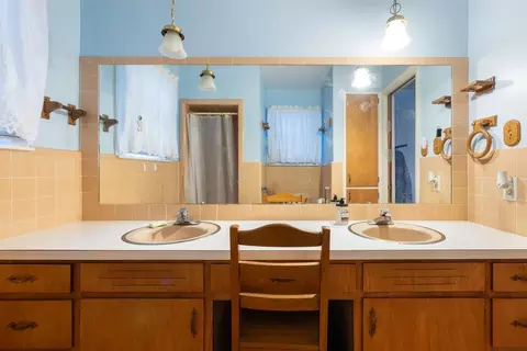 Bath - 200 Campbell St, Broken Bow, OK 74728 photo 4 of 4