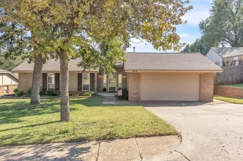 904 Wendy Ln, Edmond, OK 73013