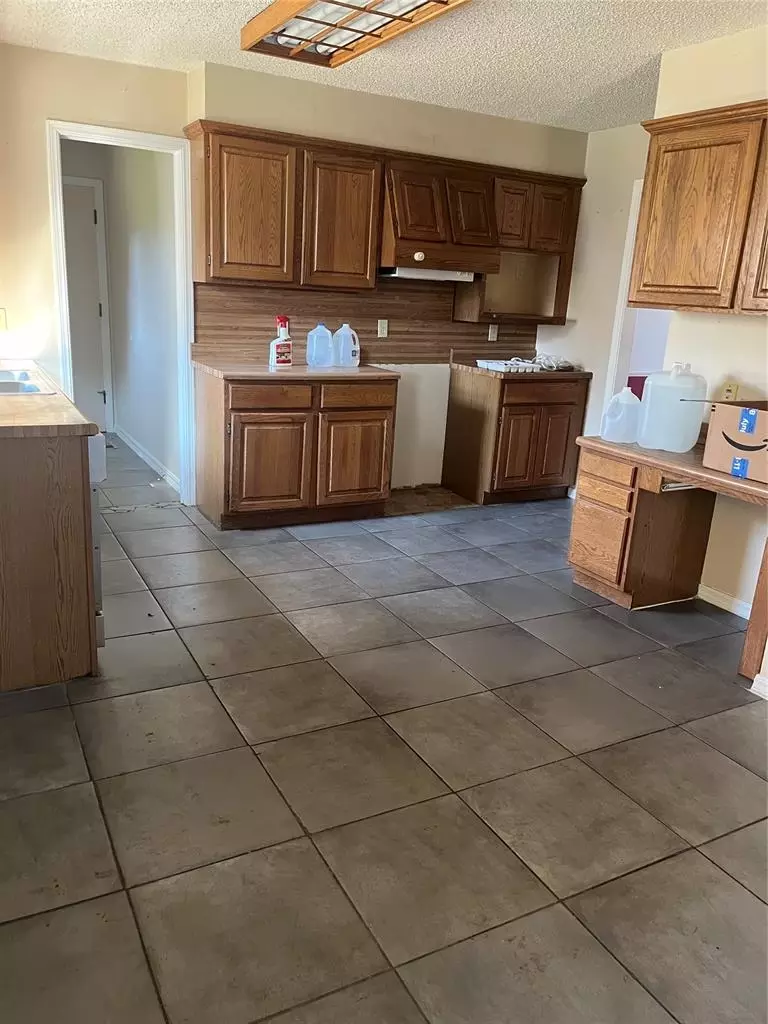 Kitchen - 4012 NW 57th St, Oklahoma City, OK 73112 photo 3 of 4