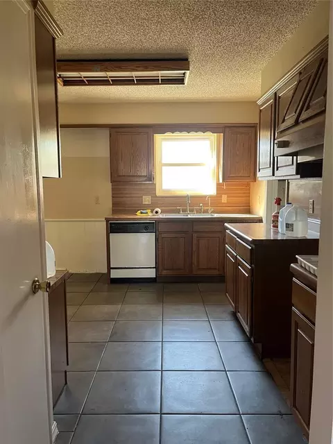 Kitchen - 4012 NW 57th St, Oklahoma City, OK 73112 photo 1 of 4