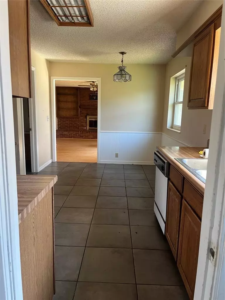 Kitchen - 4012 NW 57th St, Oklahoma City, OK 73112 photo 2 of 4