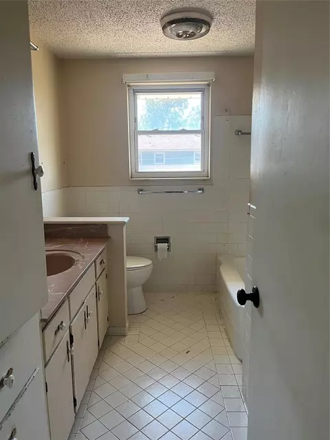 Bath - 4012 NW 57th St, Oklahoma City, OK 73112 photo 1 of 2