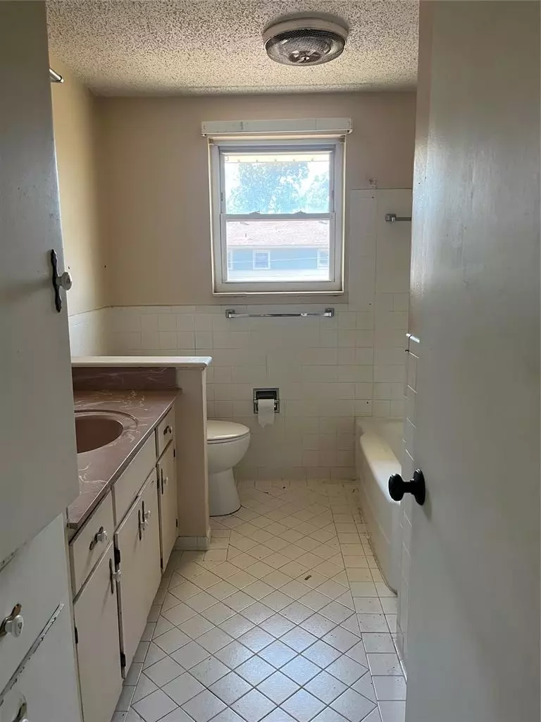 Bath - 4012 NW 57th St, Oklahoma City, OK 73112 photo 1 of 2