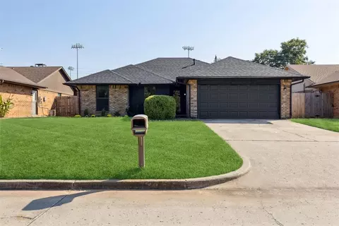 9832 Crest Dr, Midwest City, OK 73130