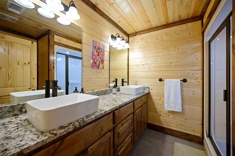 Bath - 111 Xtreme Ln, Broken Bow, OK 74728 photo 8 of 10