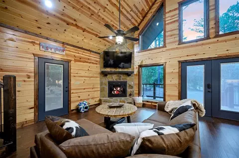 Living - 111 Xtreme Ln, Broken Bow, OK 74728 photo 2 of 4