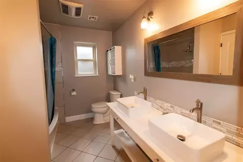 Bath - 3805 N Park Ln, Altus, OK 73521 photo 1 of 3