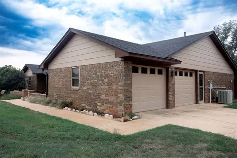 Exterior - 3805 N Park Ln, Altus, OK 73521 photo 4 of 11