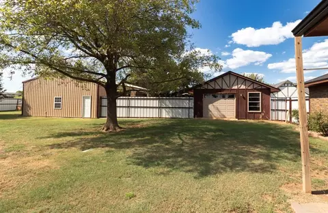 Exterior - 3805 N Park Ln, Altus, OK 73521 photo 8 of 11