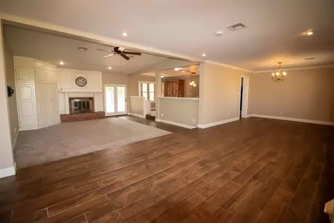 Living - 3805 N Park Ln, Altus, OK 73521 photo 2 of 4