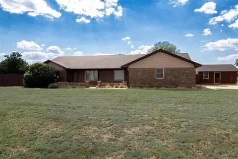 Exterior - 3805 N Park Ln, Altus, OK 73521 photo 6 of 11