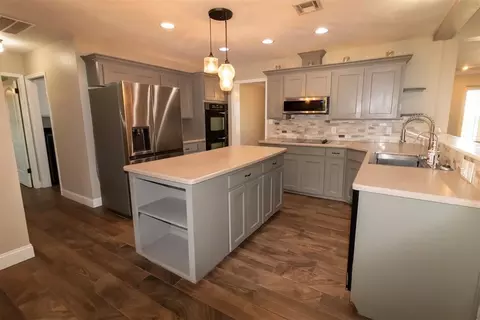 Kitchen - 3805 N Park Ln, Altus, OK 73521 photo 2 of 2
