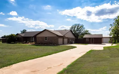 Exterior - 3805 N Park Ln, Altus, OK 73521 photo 5 of 11
