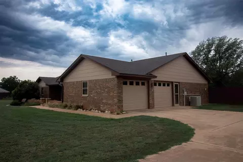 Exterior - 3805 N Park Ln, Altus, OK 73521 photo 3 of 11
