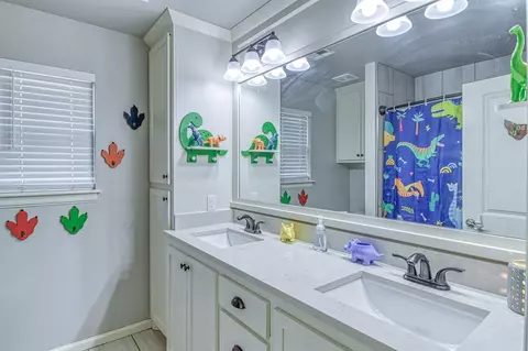 Bath - 1616 Pendleton Pl, Moore, OK 73160 photo 5 of 7