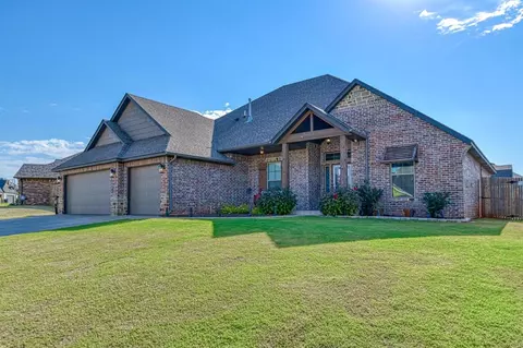 Exterior - 1616 Pendleton Pl, Moore, OK 73160 photo 2 of 9