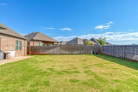 Exterior - 1616 Pendleton Pl, Moore, OK 73160 photo 8 of 9