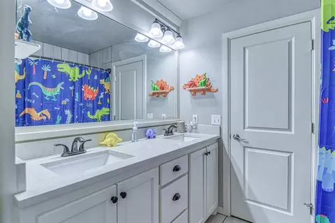 Bath - 1616 Pendleton Pl, Moore, OK 73160 photo 7 of 7