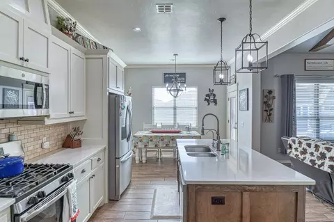 Kitchen - 1616 Pendleton Pl, Moore, OK 73160 photo 2 of 5
