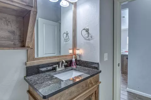 Bath - 1616 Pendleton Pl, Moore, OK 73160 photo 4 of 7