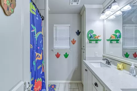 Bath - 1616 Pendleton Pl, Moore, OK 73160 photo 6 of 7
